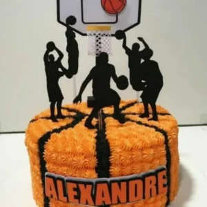 Topper de bolo com uma tabela de basquete detalhada com aro vermelho e rede vazada, exibindo uma bola laranja texturizada entrando na cesta e silhuetas de jogadores saltando nas laterais em camadas tridimensionais em arquivo digital de corte.