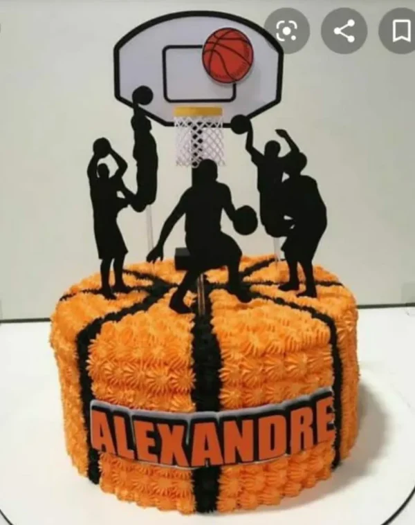 Topper de bolo com uma tabela de basquete detalhada com aro vermelho e rede vazada, exibindo uma bola laranja texturizada entrando na cesta e silhuetas de jogadores saltando nas laterais em camadas tridimensionais em arquivo digital de corte.