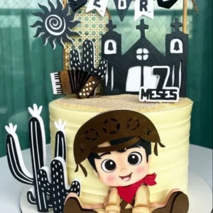 Topper de bolo infantil com um bonequinho cangaceiro em estilo fofo usando chapéu de couro tradicional do sertão e lenço no pescoço, cercado por cactos e estrelas dispostos em camadas tridimensionais em arquivo digital de corte.