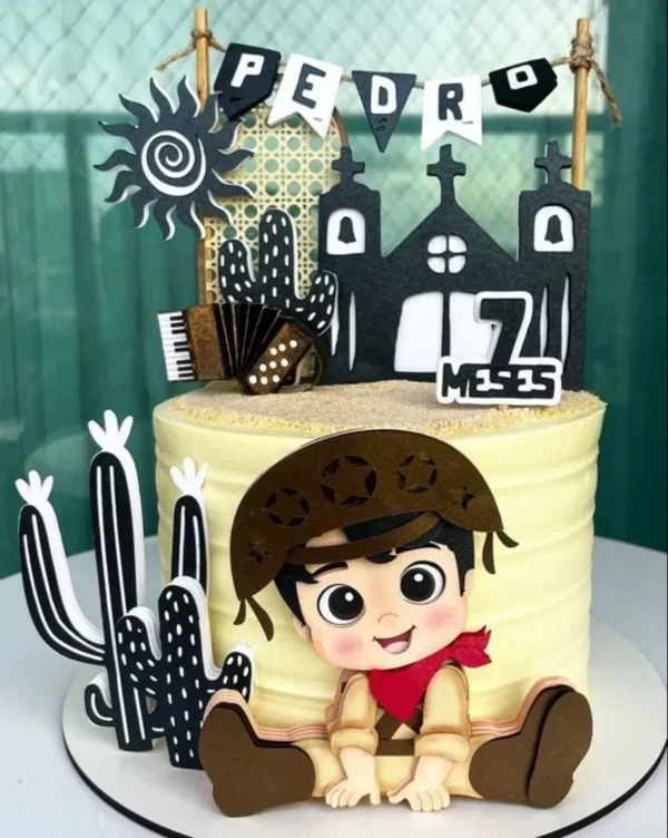 Topper de bolo infantil com um bonequinho cangaceiro em estilo fofo usando chapéu de couro tradicional do sertão e lenço no pescoço, cercado por cactos e estrelas dispostos em camadas tridimensionais em arquivo digital de corte.