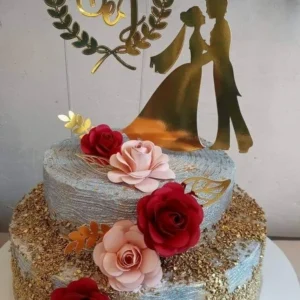 Topper de bolo elegante com a silhueta de um casal de noivos, onde o noivo segura a noiva pela cintura sob um imponente portal de flores com arabescos, dispostos em camadas tridimensionais em arquivo digital de corte.