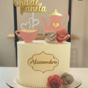 Topper de bolo de chá de panela com uma batedeira vintage rosa pastel, um rolo de massa de madeira, um bule delicado com estampa floral e corações flutuantes, dispostos em camadas tridimensionais em arquivo digital de corte.