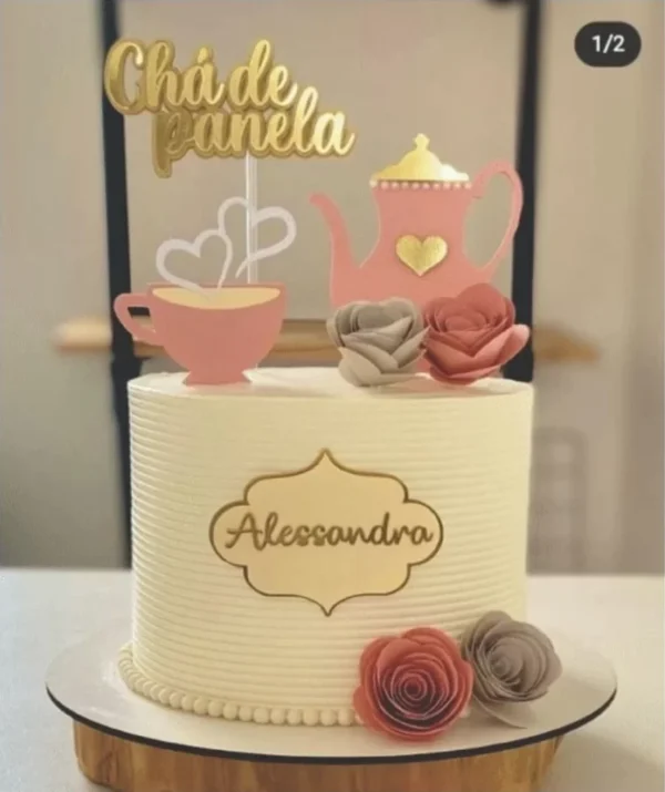 Topper de bolo de chá de panela com uma batedeira vintage rosa pastel, um rolo de massa de madeira, um bule delicado com estampa floral e corações flutuantes, dispostos em camadas tridimensionais em arquivo digital de corte.