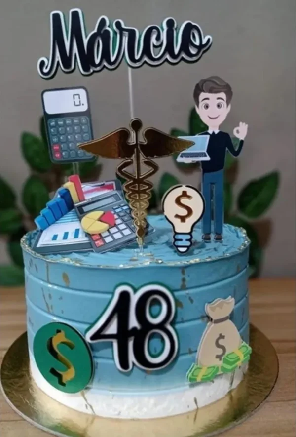 Topper de bolo temático com os símbolos da profissão de contador, exibindo uma calculadora estilizada, o livro diário, a balança da justiça e uma caneta tinteiro, dispostos em camadas tridimensionais em arquivo digital de corte.