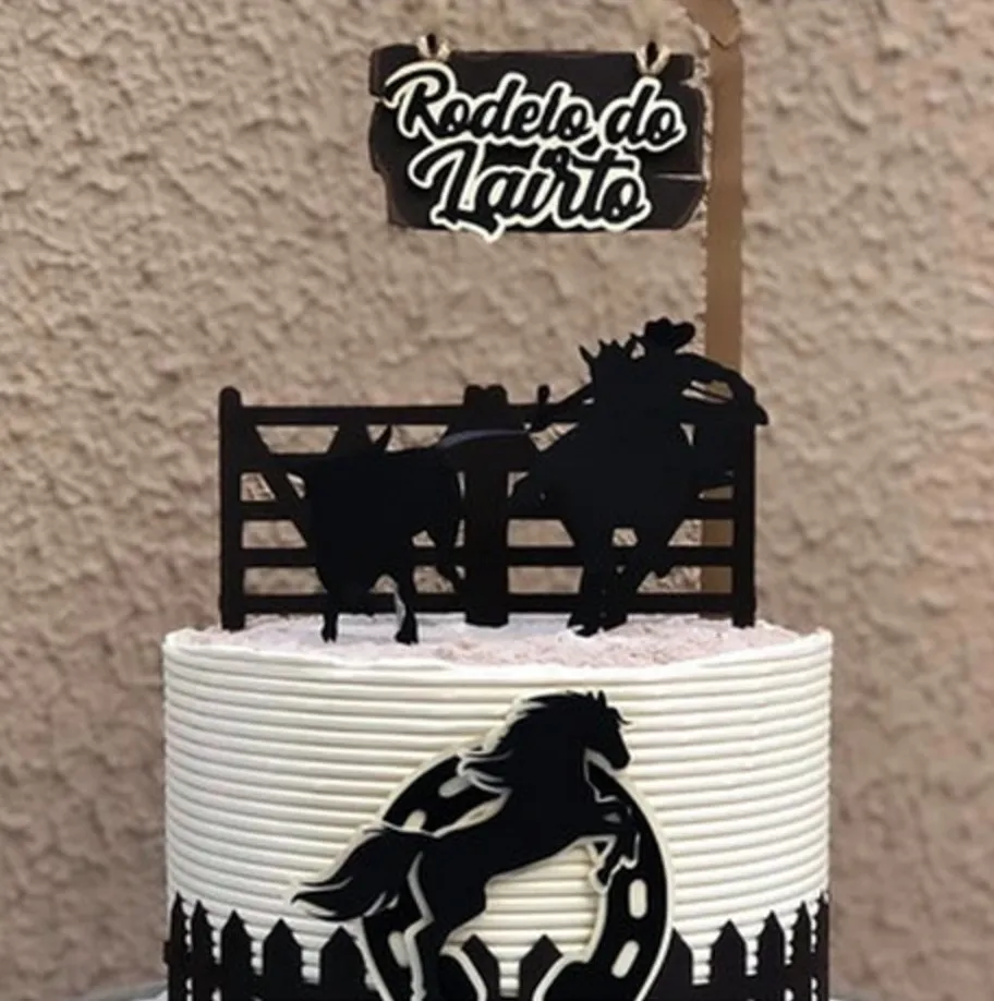 Topper de bolo com silhueta de cowboy, ferradura e chapéu para decoração de festa temática country em arquivo digital de corte.