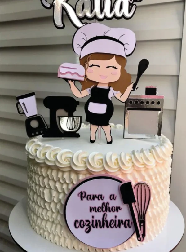 Topper de bolo temático com a silhueta de uma cozinheira sorridente usando mestre-cuca e avental, segurando uma colher de pau ao lado de um bolo decorado e utensílios de cozinha, dispostos em camadas tridimensionais em arquivo digital de corte.