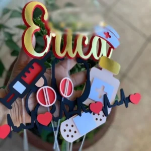 Topper de bolo temático com símbolos da área da saúde exibindo uma prancheta de prontuário, um estetoscópio cruzado, uma seringa realista e um chapéu tradicional de enfermeira, dispostos em camadas tridimensionais em arquivo digital de corte.