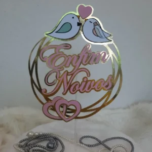 Topper de bolo romântico com a frase enfim noivos escrita em letras cursivas e sofisticadas, decorada com a silhueta de um casal trocando alianças e pequenos corações delicados, dispostos em camadas tridimensionais em arquivo digital de corte.