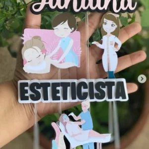 Alternativo: Topper de bolo elegante com símbolos de estética e beleza exibindo uma silhueta de rosto feminino recebendo cuidados, cílios marcantes, um frasco de sérum e flores delicadas, dispostos em camadas tridimensionais em arquivo digital de corte.