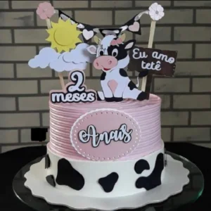 Topper de bolo com a frase Eu Amo Tetê em letras cursivas douradas espelhadas e recortadas, decorada com mini corações vermelhos em relevo e pequenas borboletas brancas vazadas nas pontas, dispostos em camadas tridimensionais em arquivo digital de corte.