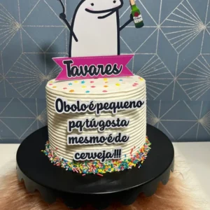Topper de bolo divertido com o meme Flork segurando uma caneca de chope com espuma caindo, cercado por garrafas de cerveja e frases engraçadas sobre boteco dispostas em camadas tridimensionais em arquivo digital de corte.