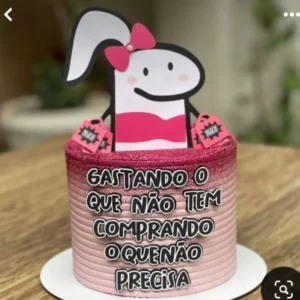 Topper de bolo divertido com a boneca Flork usando um laço rosa na cabeça e segurando um coração, cercada por flores delicadas, borboletas e frases engraçadas dispostas em camadas tridimensionais em arquivo digital de corte.