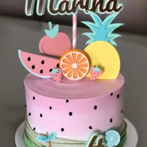 Topper de bolo delicado com tema quitandinha em tons pastéis, exibindo ilustrações fofas de melancia, abacaxi e morango em cores suaves com detalhes dourados, dispostos em camadas tridimensionais em arquivo digital de corte.