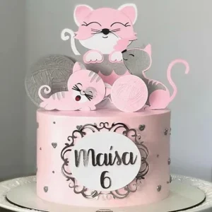 Topper de bolo com gatinho fofo brincando com novelo de lã, patinhas e silhuetas de gatos para decoração de festa infantil em arquivo digital de corte.