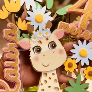 Topper de bolo infantil com uma girafinha filhote de olhos grandes e bochechas rosadas, cercada por pequenas nuvens brancas e estrelas amarelas dispostas em camadas tridimensionais em arquivo digital de corte.