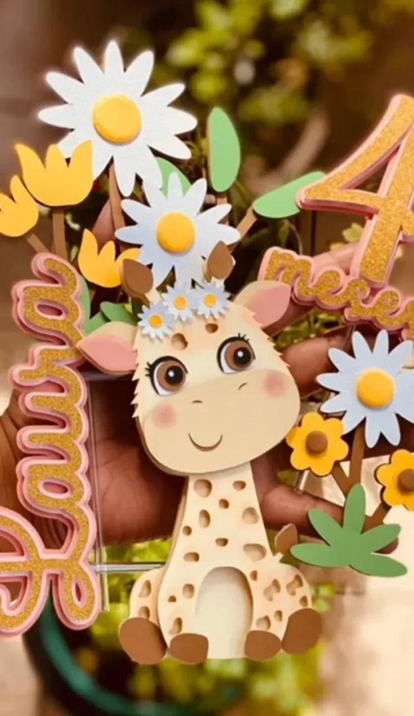 Topper de bolo infantil com uma girafinha filhote de olhos grandes e bochechas rosadas, cercada por pequenas nuvens brancas e estrelas amarelas dispostas em camadas tridimensionais em arquivo digital de corte.