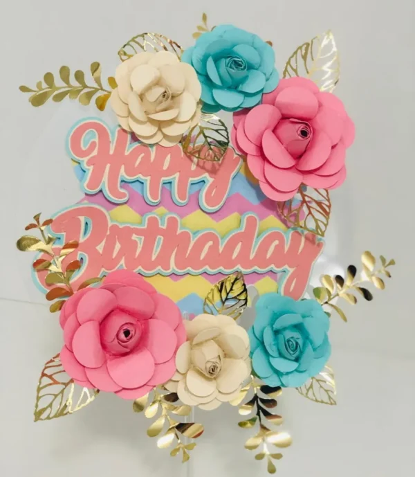 Topper de bolo elegante com a frase Happy Birthday escrita em letras cursivas e conectadas, cercada por estrelas brilhantes e pequenos balões flutuantes, dispostos em camadas tridimensionais em arquivo digital de corte.