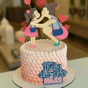 Topper de bolo emocionante exibindo a silhueta de uma mãe abraçando carinhosamente sua filha pequena, rodeadas por um arco decorado com flores delicadas e borboletas flutuantes, dispostos em camadas tridimensionais em arquivo digital de corte.