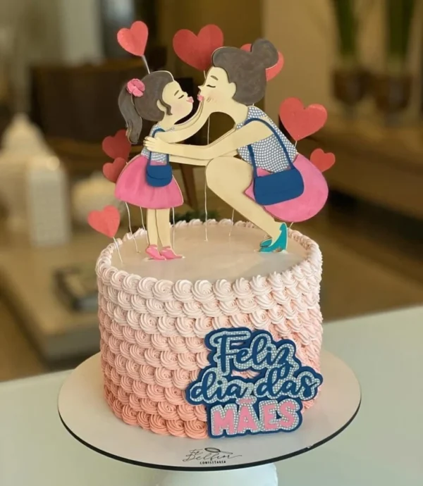 Topper de bolo emocionante exibindo a silhueta de uma mãe abraçando carinhosamente sua filha pequena, rodeadas por um arco decorado com flores delicadas e borboletas flutuantes, dispostos em camadas tridimensionais em arquivo digital de corte.