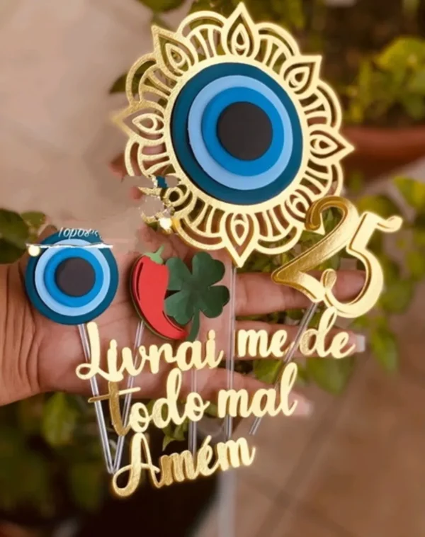 Alternativo: Topper de bolo sofisticado exibindo uma mandala geométrica com padrões circulares e florais simétricos vazados e detalhados, dispostos em camadas tridimensionais em arquivo digital de corte.