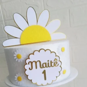 Topper de bolo com várias flores margaridas de pétalas brancas e miolo amarelo texturizado, ramos de folhas verdes delicadas, borboletas em papel perolado flutuando e detalhes em arabescos dourados em camadas tridimensionais em arquivo digital de corte.