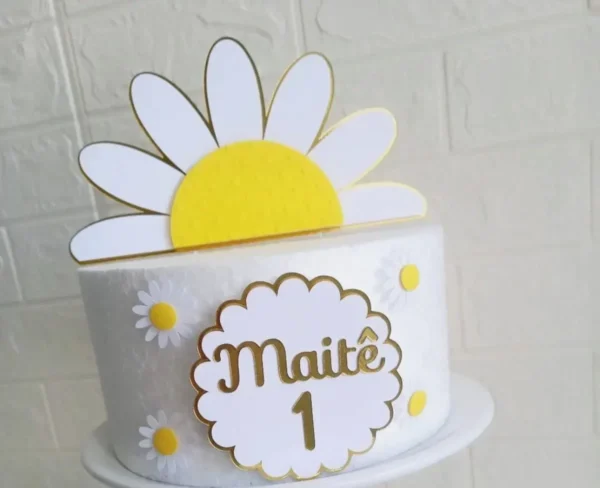 Topper de bolo com várias flores margaridas de pétalas brancas e miolo amarelo texturizado, ramos de folhas verdes delicadas, borboletas em papel perolado flutuando e detalhes em arabescos dourados em camadas tridimensionais em arquivo digital de corte.