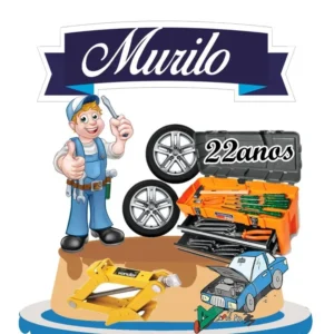 Topper de bolo masculino com silhueta de chaves de fenda e chaves de boca cruzadas ao fundo, destacando na frente uma engrenagem detalhada em camadas cinza metálico e um carro estilizado em relevo tridimensional em arquivo digital de corte.