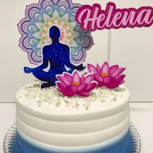 Topper de bolo com a silhueta de uma pessoa na posição de lótus praticando ioga, rodeada por uma grande flor de lótus aberta em tons de degradê lilás e símbolos dos chakras alinhados verticalmente em camadas tridimensionais em arquivo digital de corte.