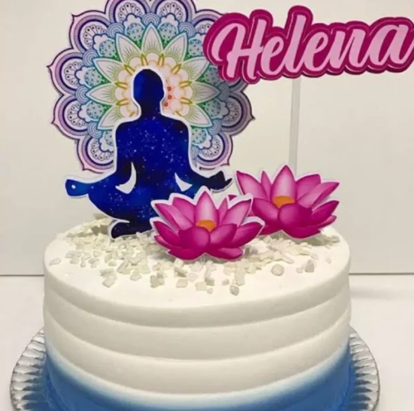 Topper de bolo com a silhueta de uma pessoa na posição de lótus praticando ioga, rodeada por uma grande flor de lótus aberta em tons de degradê lilás e símbolos dos chakras alinhados verticalmente em camadas tridimensionais em arquivo digital de corte.