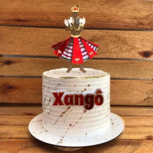Topper de bolo religioso representando o Orixá Xangô em cima de uma pedreira, segurando seu machado duplo de duas lâminas dourado, cercado por chamas vermelhas e marrons e uma coroa majestosa dispostas em camadas tridimensionais em arquivo digital de corte.