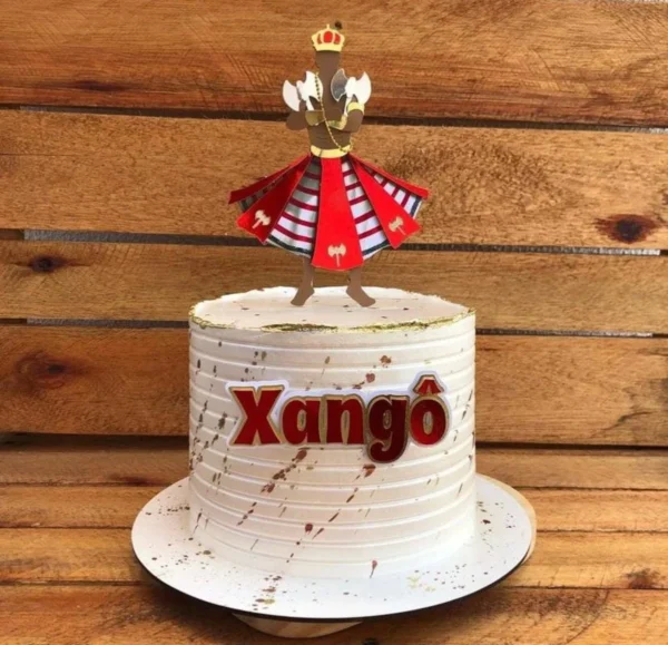 Topper de bolo religioso representando o Orixá Xangô em cima de uma pedreira, segurando seu machado duplo de duas lâminas dourado, cercado por chamas vermelhas e marrons e uma coroa majestosa dispostas em camadas tridimensionais em arquivo digital de corte.