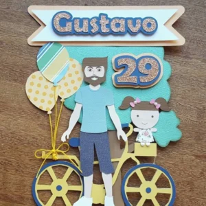 Topper de bolo emocionante exibindo a silhueta de um pai segurando a mão de sua filha pequena enquanto caminham juntos sob um arco decorado com estrelas e nuvens, dispostos em camadas tridimensionais em arquivo digital de corte.