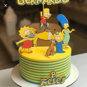 Topper de bolo com a família Simpsons reunida no clássico sofá marrom da sala, exibindo o Homer, Marge, Bart, Lisa e Maggie com os contornos amarelos icônicos e a famosa rosquinha rosa com granulados coloridos no topo em camadas tridimensionais em arquivo digital de corte.