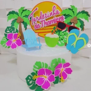 Topper de bolo com um grande sol poente em tons de degradê laranja e rosa, silhuetas pretas de coqueiros nas laterais, óculos de sol espelhados e flamingos tropicais em camadas tridimensionais em arquivo digital de corte.