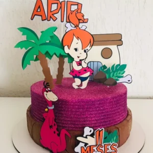 Topper de bolo com a personagem Pedrita Baby usando seu vestido de estampa de oncinha e um osso no cabelo preso, cercada por elementos da Idade da Pedra em camadas tridimensionais para decoração de festa em arquivo digital de corte.