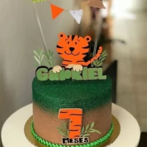 Topper de bolo infantil com um filhote de tigre em estilo fofo sentado sorrindo com bochechas rosadas, cercado por folhas tropicais, patinhas e flores delicadas dispostas em camadas tridimensionais em arquivo digital de corte.
