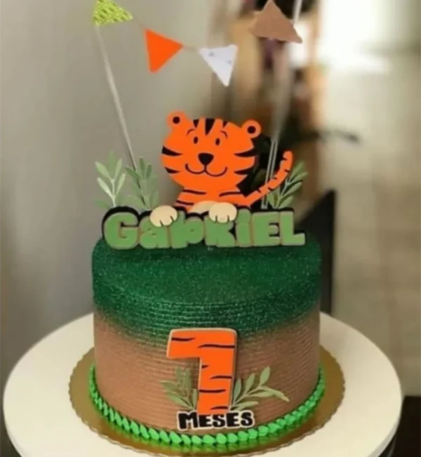 Topper de bolo infantil com um filhote de tigre em estilo fofo sentado sorrindo com bochechas rosadas, cercado por folhas tropicais, patinhas e flores delicadas dispostas em camadas tridimensionais em arquivo digital de corte.