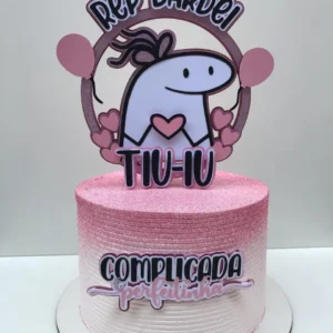 Topper de bolo divertido com o boneco Flork fazendo um gesto engraçado com as mãos, cercado por balões coloridos, estrelas e frases descontraídas em camadas tridimensionais em arquivo digital de corte.