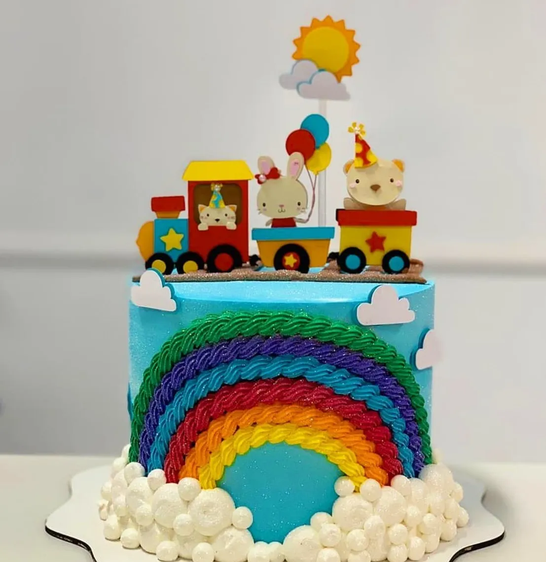 Topper de bolo com locomotiva e vagões tridimensionais de trenzinho para decoração de festa infantil em arquivo digital de corte.