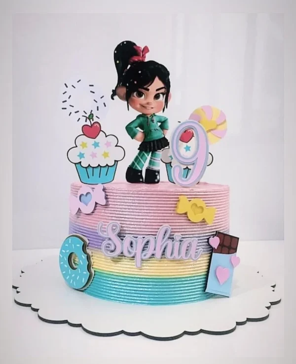 Topper de bolo da personagem Vanellope von Schweetz com doces e elementos do Detona Ralph para decoração de festa infantil em arquivo digital de corte.