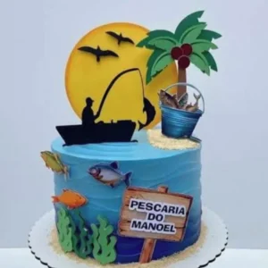 Topper de bolo com um pescador em um barco de madeira, um peixe grande saltando da água fisgado pelo anzol, vegetação de rio e varas de pesca em camadas tridimensionais para decoração de festa em arquivo digital de corte.