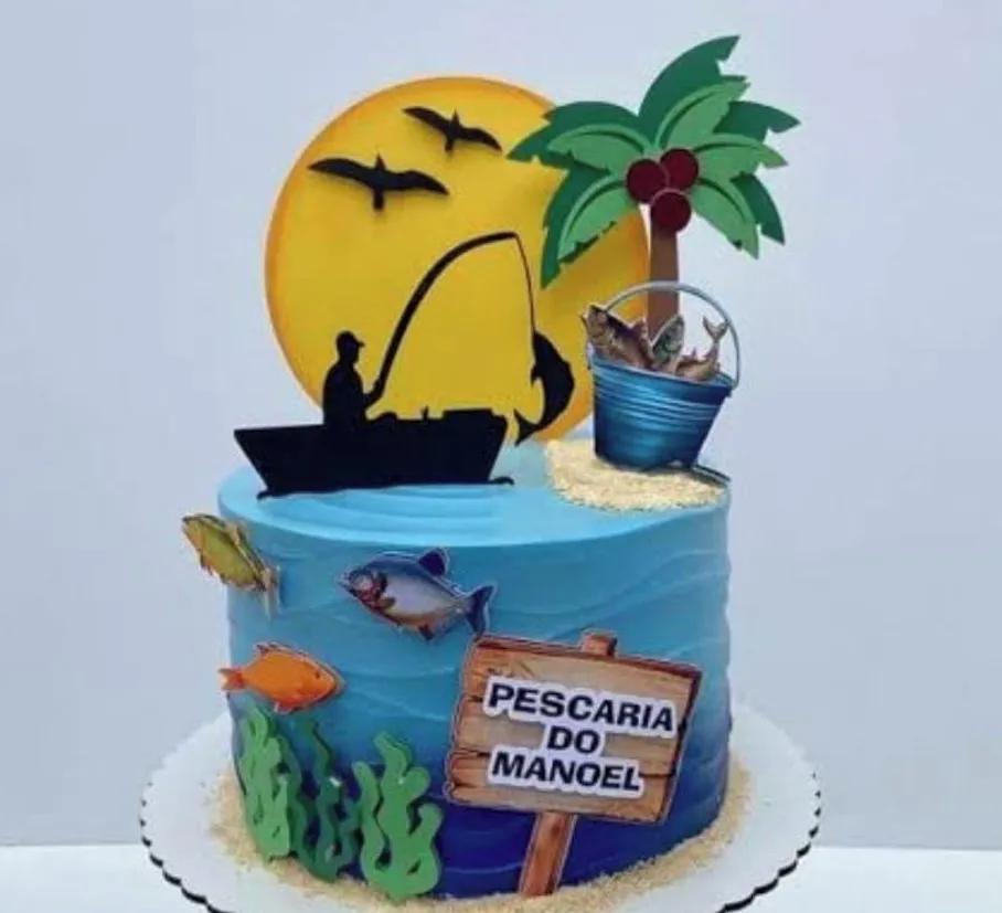 Topper de bolo com um pescador em um barco de madeira, um peixe grande saltando da água fisgado pelo anzol, vegetação de rio e varas de pesca em camadas tridimensionais para decoração de festa em arquivo digital de corte.