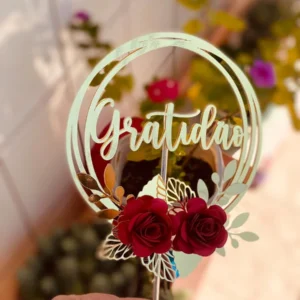 Topper de bolo com a escrita Gratidão em camadas tridimensionais e detalhes de flores para decoração de festa em arquivo digital de corte.