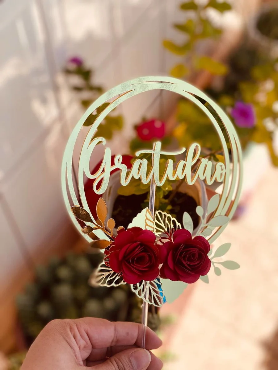 Topper de bolo com a escrita Gratidão em camadas tridimensionais e detalhes de flores para decoração de festa em arquivo digital de corte.