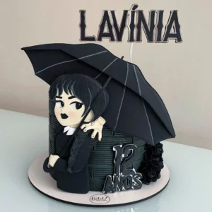 Topper de bolo com a personagem Wandinha Addams com suas tranças clássicas, o teto da janela gótica de moldura escura e a Mãozinha em camadas tridimensionais para decoração de festa em arquivo digital de corte.