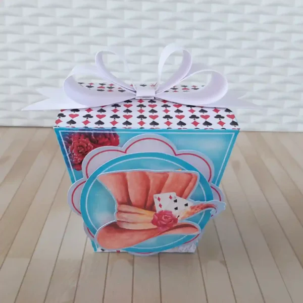 Molde digital de caixa de papel simulando um livro antigo fechado, com lombada decorada, ilustrações do Gato de Cheshire sorrindo na capa e fecho de encaixe.