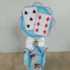 Molde de caixa milk decorada com naipes de cartas de baralho, silhueta do Coelho Branco correndo e aplique redondo imitando um relógio de bolso vintage em dourado.