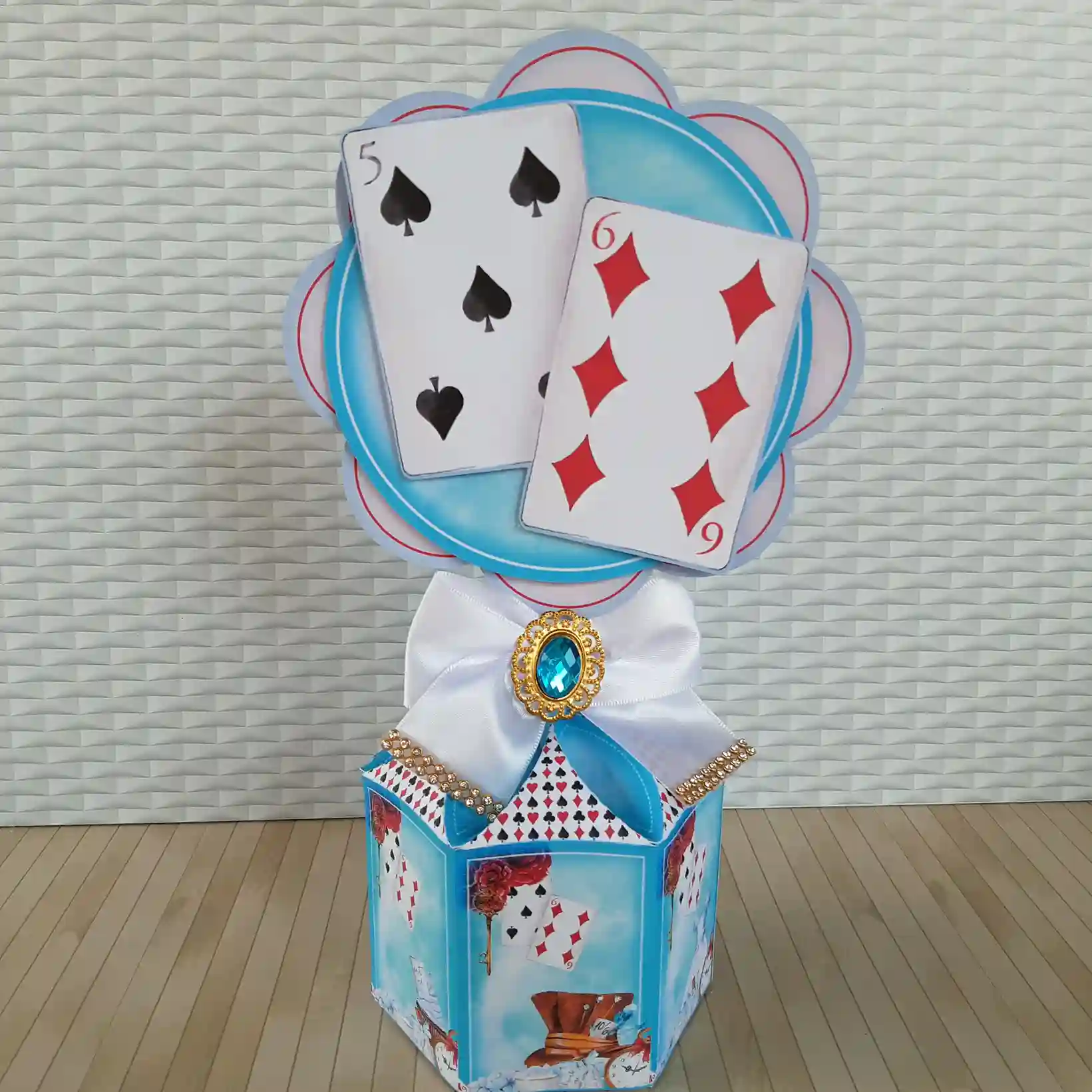 Molde de caixa milk decorada com naipes de cartas de baralho, silhueta do Coelho Branco correndo e aplique redondo imitando um relógio de bolso vintage em dourado.