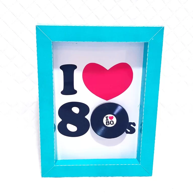 Quarto gabarito de caixinha personalizada com silhuetas de dançarinos de discoteca e notas musicais, mostrando a base de sustentação estruturada e marcas de corte limpas para produção.