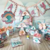 Topper de bolo infantil apresentando um grande arco-íris em tons pastéis com nuvens fofas e sorridentes nas bases e estrelas douradas pendentes dispostas em camadas tridimensionais em arquivo digital de corte.